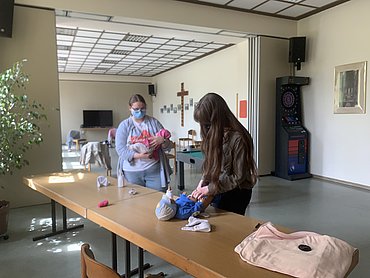 Elternpraktikum mit den Babysimulatoren an der Bischöflichen Realschule